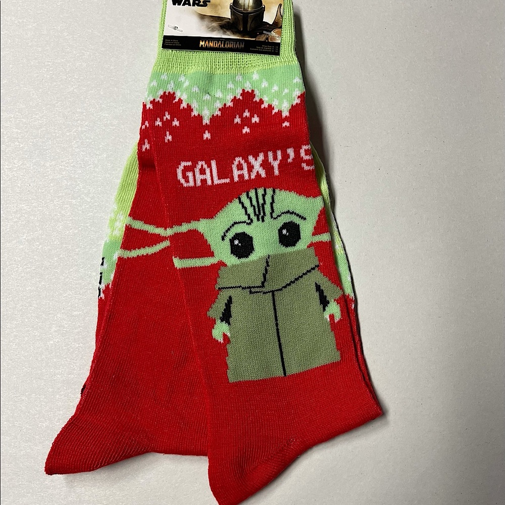Star Wars Mandalorian The Child Holiday “Galaxy’s Greetings” Adult Crew Sock Pr. - Picture 3 of 3